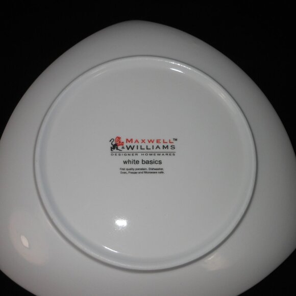 Maxwell & Williams White Basics spade shape dinner plate - Picture 4 of 4